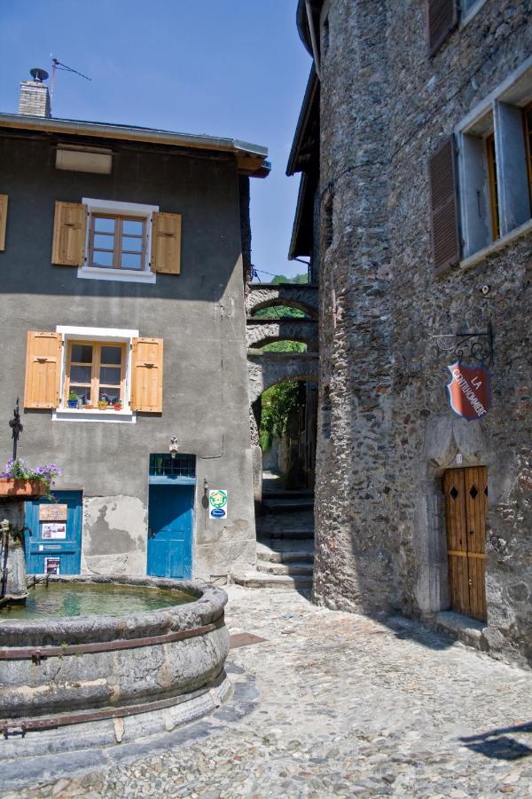Au Cheval Blanc - Appartements Et Chambres D'Hotes Albertville Exterior photo