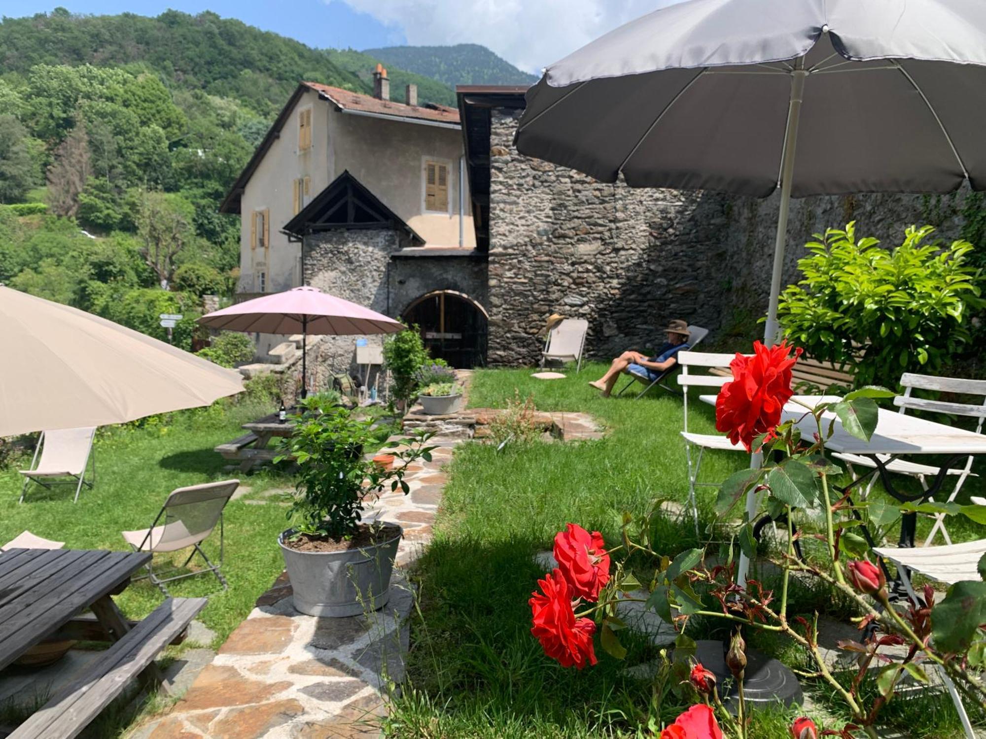 Au Cheval Blanc - Appartements Et Chambres D'Hotes Albertville Exterior photo